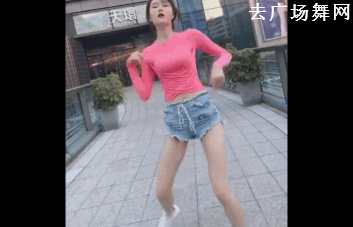 点击观看《广东妹子看见雪，跳起来养眼的舞蹈 穿得少就是好呀》