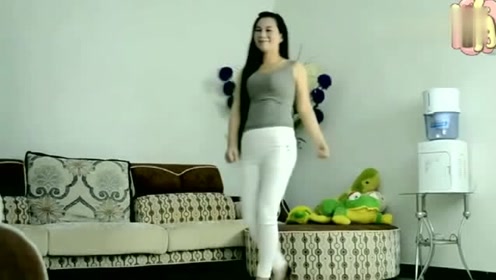 点击观看《长发妇女气质优，在家跳起广场舞把情郎瞅》