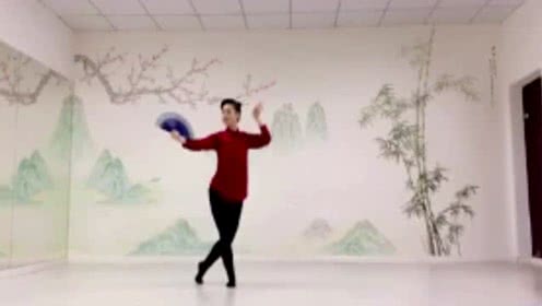 点击观看《舞蹈功底十足大姐一曲戏曲折扇古典舞视频，惊艳全场呀》
