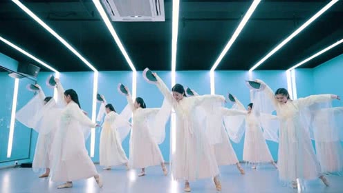 点击观看《好多仙气慢慢的小姐姐跳中国舞《流光记》一把折扇折服我》
