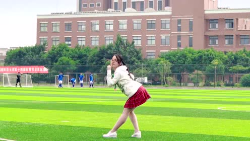 点击观看《美女大学生初次在足球场跳韩舞，脸都红了》