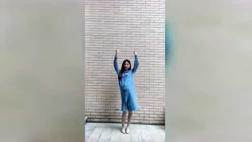 点击观看《怀孕9个月的孕妇还跳这样大弧度的舞蹈！》