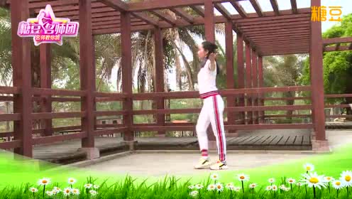 点击观看《杨丽萍广场舞《天美地美中国美》正背面示范 附舞蹈教学口令分解》
