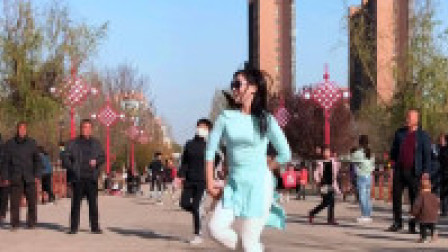 点击观看《青青世界广场舞 让男人脸红的鬼步舞》