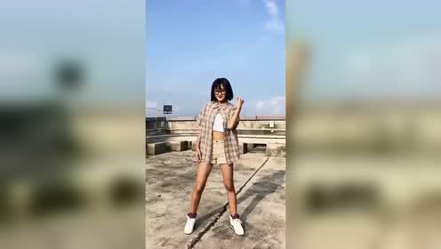 点击观看《抖音代古拉舞蹈，这就是心动的感觉》