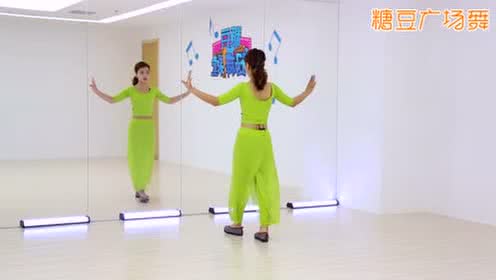 点击观看《范范广场舞教学视频 《梦里的姑娘》超详解的讲解》