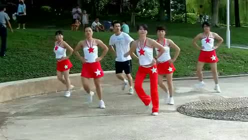 点击观看《跟我一起学跳健身舞 活力健身舞队教学》