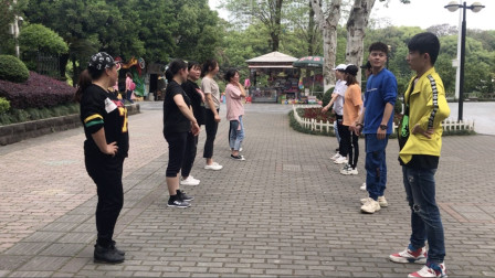 点击观看《时尚简单活力摆胯舞《慢奔》 0零基础自学鬼步舞》