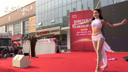 点击观看《美丽冻人钢管舞 太有勇气了》
