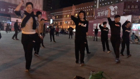 点击观看《广场齐跳鬼步舞《阿西里西》 活力鬼步舞尽显青春魅力，好看极了！》