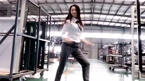 点击观看《美女尬舞视频 这竟然是我们工厂的厂花呀！》