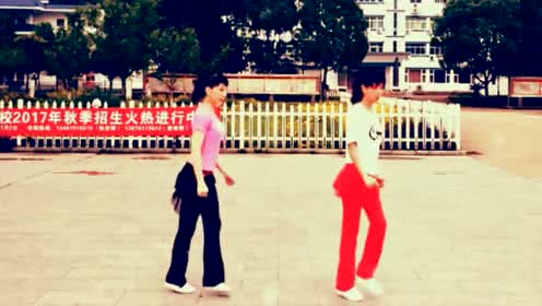 点击观看《飘逸鬼步舞妹妹不哭 姐妹俩减肥学跳鬼步舞》