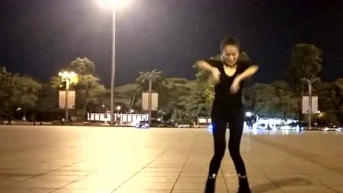 点击观看《美丽大妈魔性舞蹈 帅气鬼步舞》