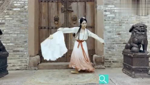 点击观看《漂亮女生中国舞左手指月视频 仙女跳舞真的辛苦了》