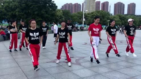 点击观看《60秒就能学会的8步鬼步舞视频 简单网红曳步舞》