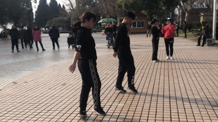 点击观看《鬼步舞视频再见 夫妻二人齐跳曳步舞》