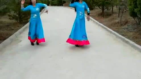点击观看《无基础好学简单广场舞站着等你三千年 广场舞服装真好看》