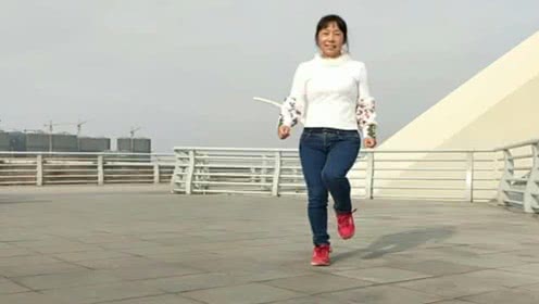 点击观看《鬼步舞8步伤感舞蹈 动力情伤了爱简单好看 美观大方》