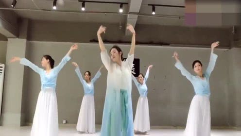 点击观看《中国古典舞茉莉花 练习室学跳古风民族舞》