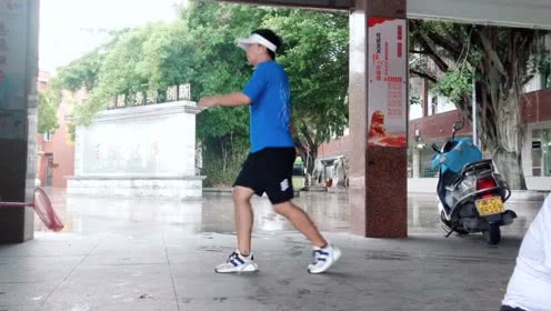 点击观看《广场鬼步舞新手必须掌握的基本步教程 原地奔跑曳步舞分解》