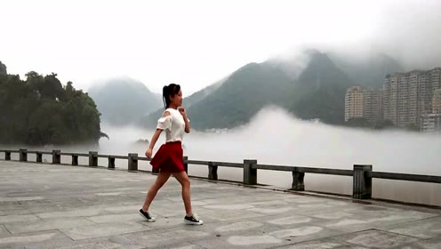 点击观看《杭州秀秀鬼步舞基础步之奔跑教学》