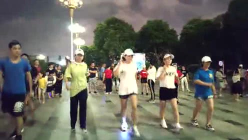 点击观看《经典鬼步舞友情4套 每个动作都很帅》