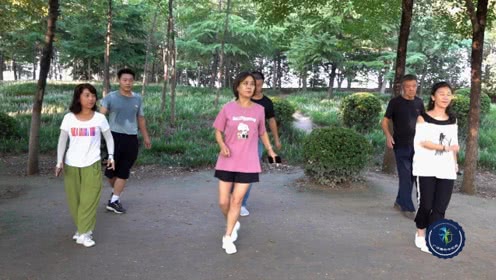 点击观看《男女齐跳广场舞《阳光路上花正开》，谁说男的没女人妖娆？》