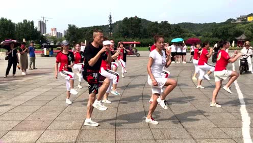 点击观看《广场鬼步舞《天下纵横》舞简单好看又好学》