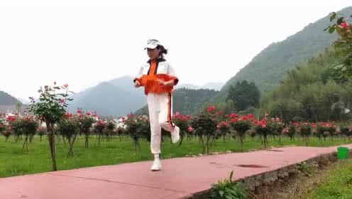 点击观看《鬼步舞《走着走着花就开了》猜猜她学了多长时间》