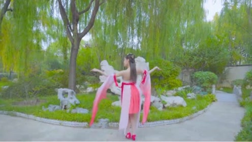 点击观看《18岁美女景区古风舞视频》