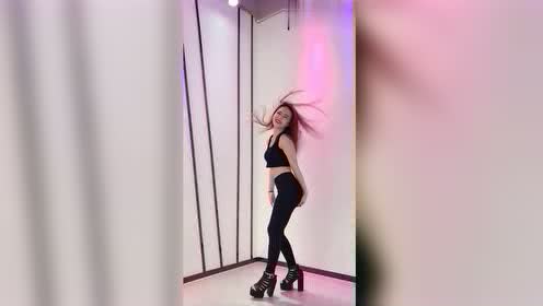 点击观看《小姐姐是新来的舞蹈老师，这舞姿跳的太好了，不知道能跟她学吗？》