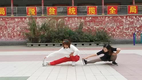 点击观看《强晶广场鬼步舞 跳舞前的热身操从来不伤腿脚》
