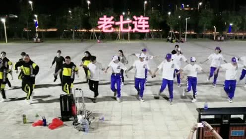 点击观看《经典曳步舞视频大全《老七连》 皮特广场曳步舞》