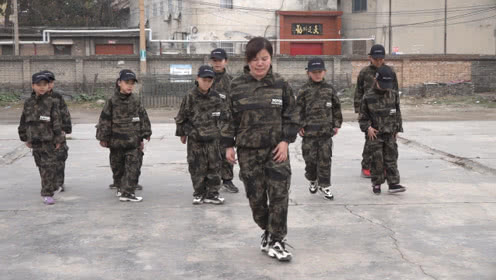 点击观看《入门鬼步舞幺妹基础步教程 第七组动作双螃蟹步现场一步一步教》