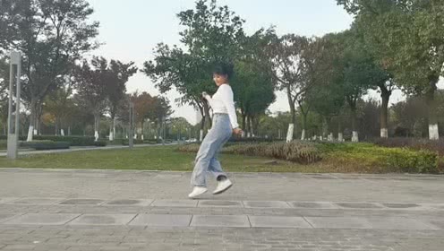 点击观看《最新鬼步舞视频 情歌舞蹈大美女》