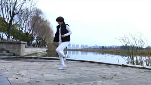 点击观看《慢动作鬼步舞教学 曳步舞蝶舞花香5分钟9组花式》