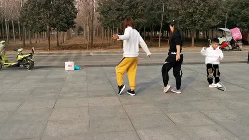点击观看《鬼步舞视频《北方》动作分解 强晶口令鬼步舞教程》