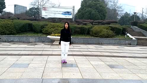 点击观看《2020最火鬼步舞36步教学  动作都是基础步》