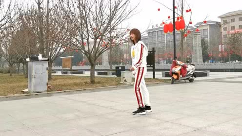 点击观看《鬼步舞基础舞步《后跳》讲解，走心教学》