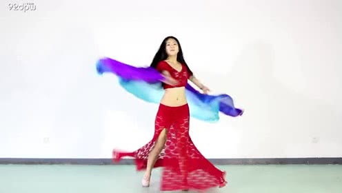 点击观看《好唯美的纱巾肚皮舞 露肚脐小蛮腰美女很抢眼》