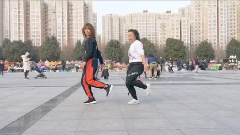 点击观看《广场上努力练鬼步舞的师徒，帅气的舞步都是练出来的》