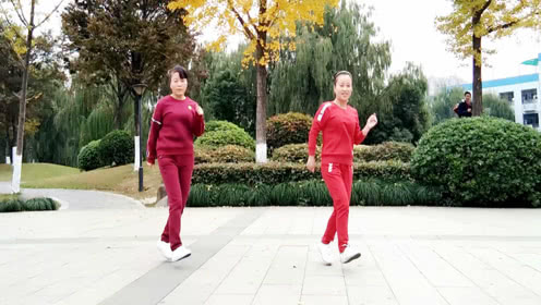 点击观看《简单入门鬼步舞《众人划桨开大船》》