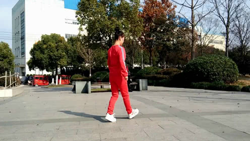 点击观看《零基础自学鬼步舞基础教程 基本步伐交叉奔跑口令讲解》
