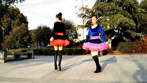 点击观看《鬼步舞教学视频大全《妹妹不哭》26步对跳，附教学》
