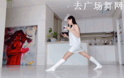 点击观看《舞蹈功底十足的女子 随便就是一字马劈叉》