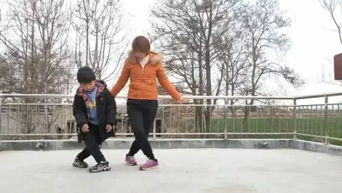 点击观看《小男孩很认真学习鬼步舞《反侧滑》》