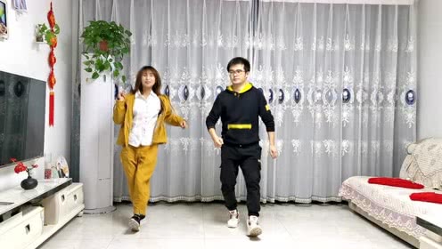 点击观看《夫妻双人广场舞视频 强晶小两口学跳蹦迪舞2分钟学会》