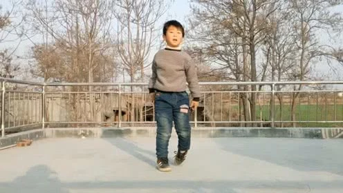 儿童鬼步舞基础步立脚奔跑 还摔了一跤继续练